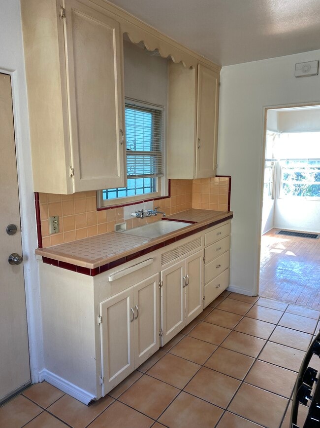 2566 1/2 B St, San Diego, CA 92102 - photo 3