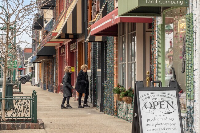 Grab lunch with a friend at one of the many eateries in Downtown Rochester.