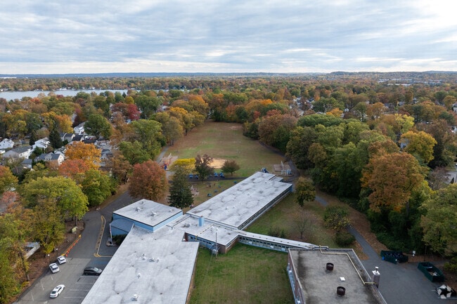 Lake Parsippany Elementary School has 271 students in grades K-5.
