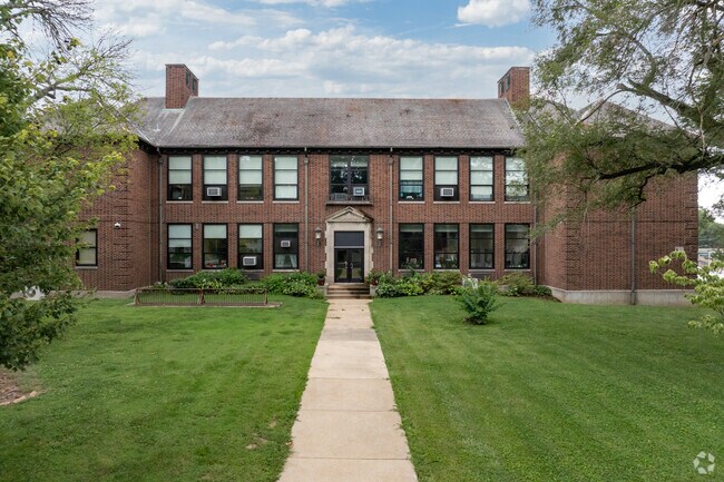 The student to teacher ratio at Roosevelt Elementary is 15 to 1.