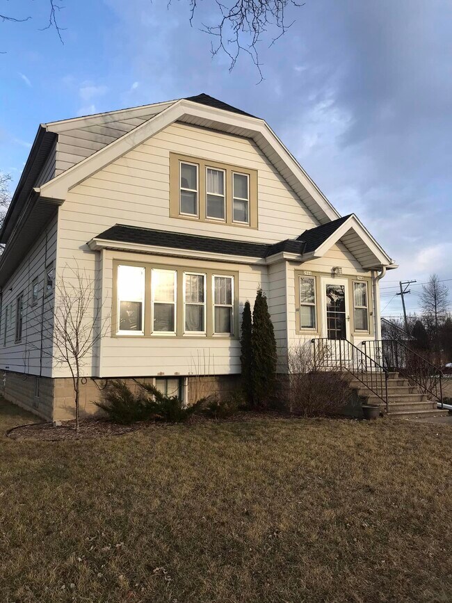 2968 S 84th St, West Allis, WI 53227