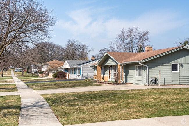 There are many ranch style homes in the South Schaumburg neighborhood.