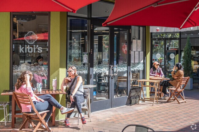 Kibi's has outdoor seating, allows dogs, and serves vegan options in Central Orinda.