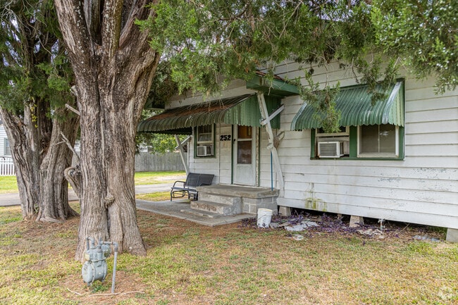 Homes with trees providing shade are common in Reserve.