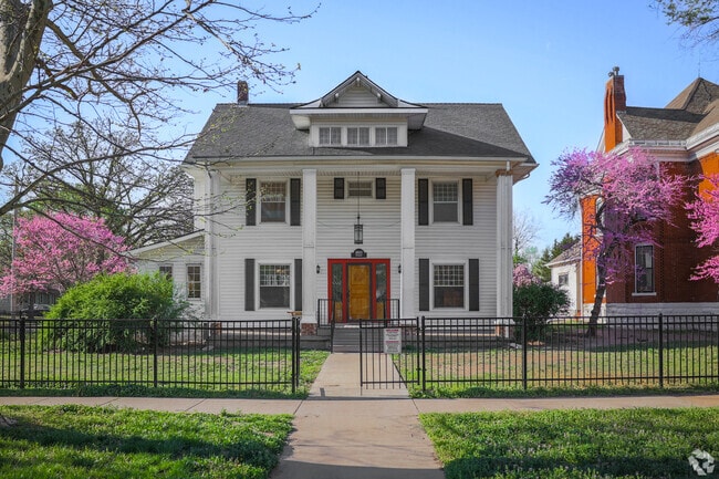 American Four Square homes are very common throughout Delano.