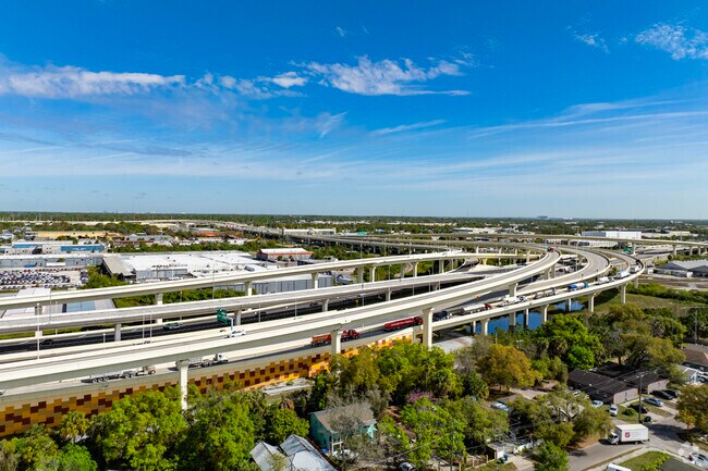 Palmetto Beach is very close to major roadways like the Selmon Expressway.