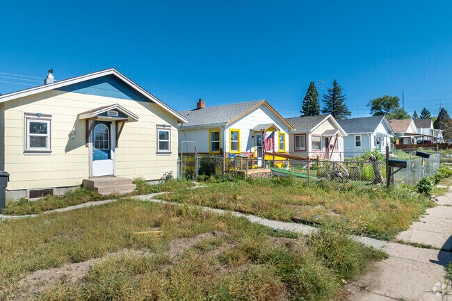 Lake Minnehaha homes feature spacious lots with large yards.