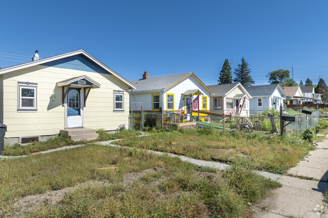 The homes in Lake Minnehaha sit on big lots with large yards.