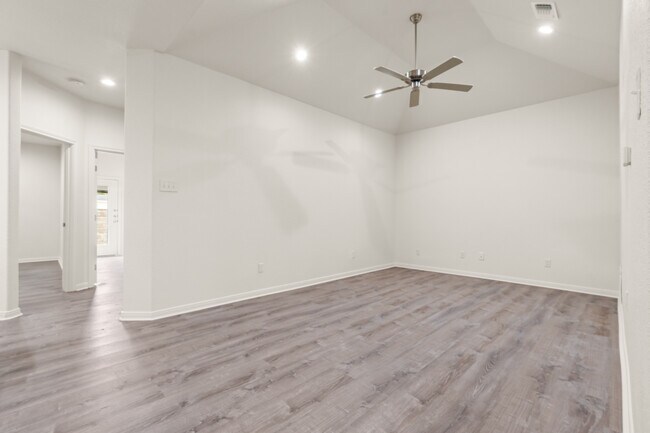 525 E Spring Valley Rd unit 1401, Hewitt, TX 76643 - photo 6