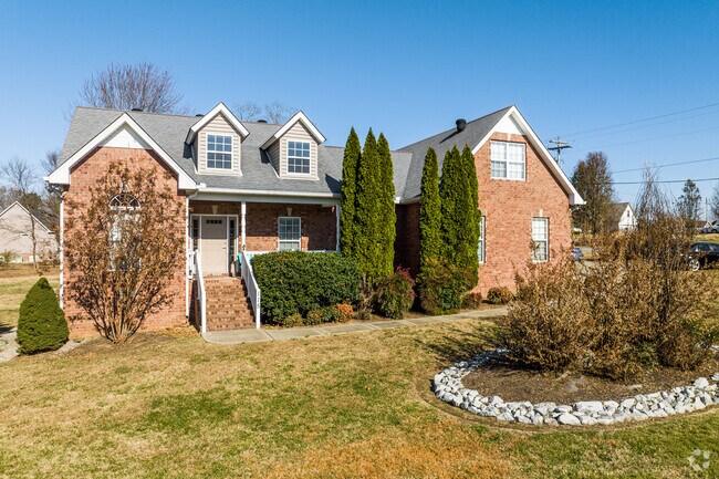 Homes in White Bluff have plenty of front yard space.