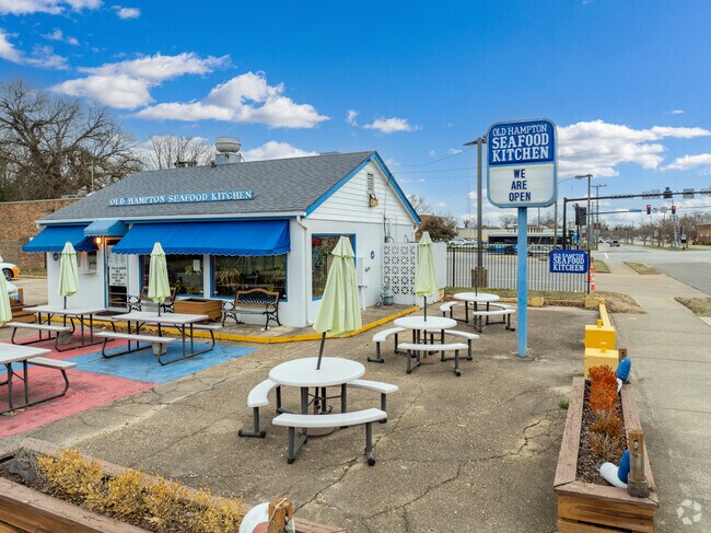 The Old Hampton Seafood Kitchen only has call in and pick orders.