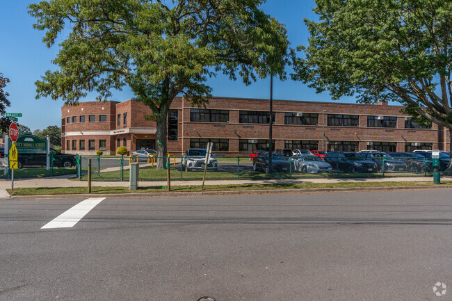 Weldon E. Howitt Middle School has 1,249 students enrolled.