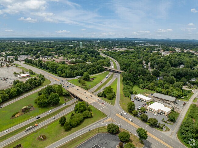 US 321 is another great transit option in the area for Forest Hills residents.