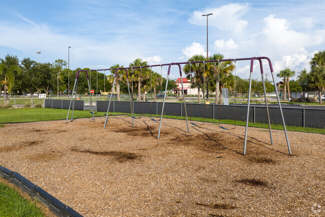 G. Weaver Hipps Elementary School in Fort Myers has 754 students and 17:1 student/teacher ratio.