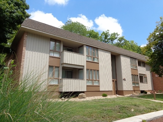 Carriage Hill Apartments, Peoria, IL 61603 - photo 1