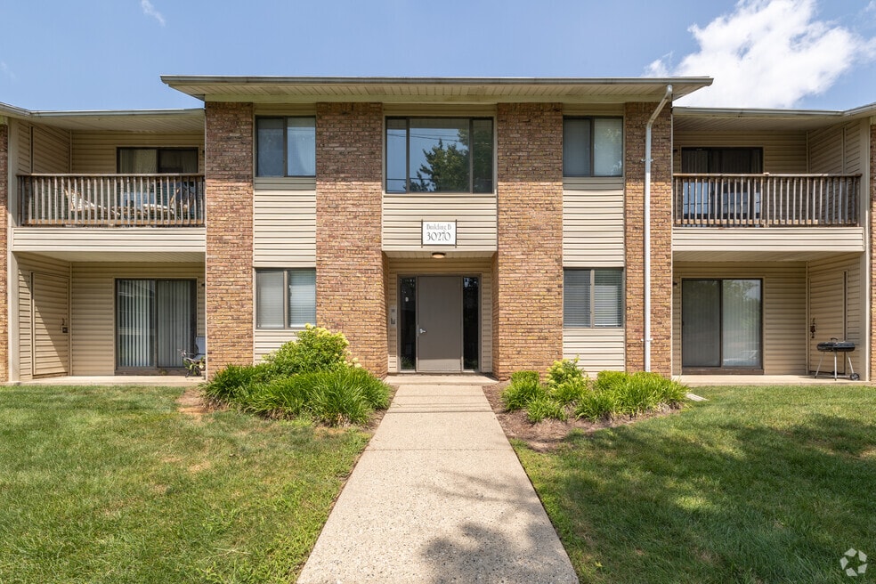 WOODHUES APARTMENTS - Ideal Farmington Hills Location!, Farmington Hills, MI 48334 - photo 1