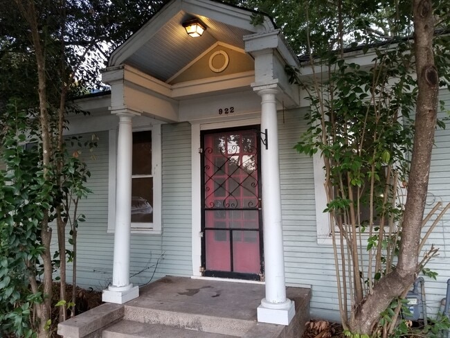 922 Howard St unit 922, Taylor, TX 76574 - photo 2