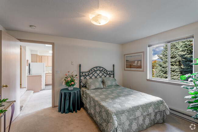 2BR, 2BA - 1,015 SF