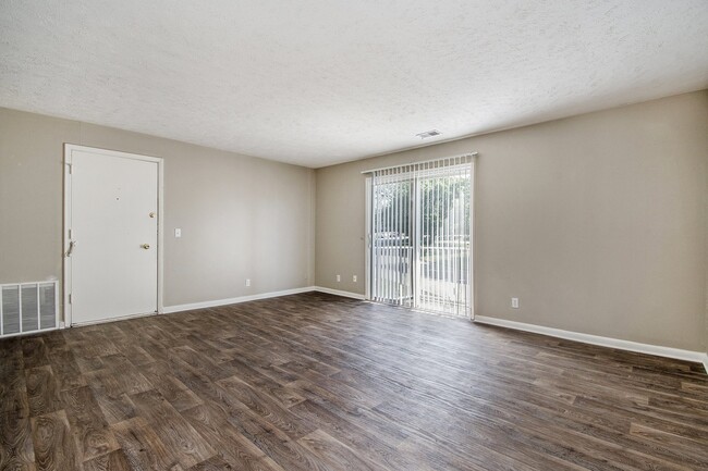 Omaha, NE Maple Ridge Apartments| Living