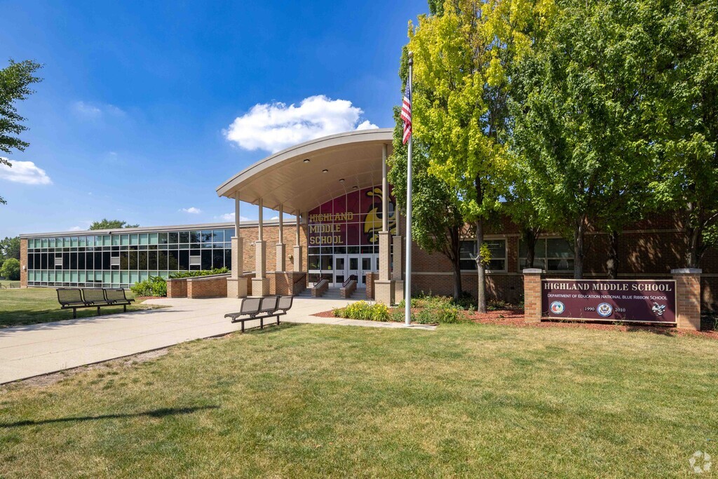 Highland Middle School is a public school located in Libertyville serving grades 6-8.