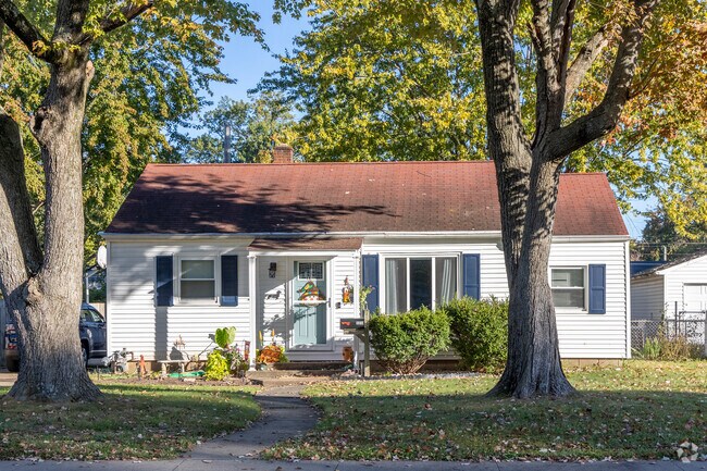 Most single-family homes in Eastview were built around 1953, reflecting midcentury designs.