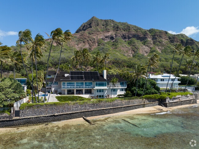 Beautiful oceanfront homes in Diamond Head-Kapahulu-St Louis
have direct beach access.