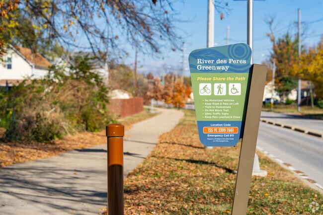 The River des Peres Greenway runs through Ellendale, connecting with the city's greenway system.