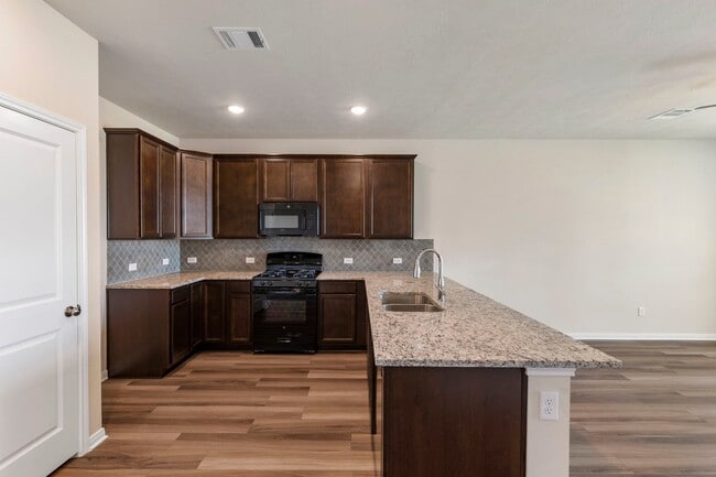 121 Adaline Bend, McGregor, TX 76657 - photo 6