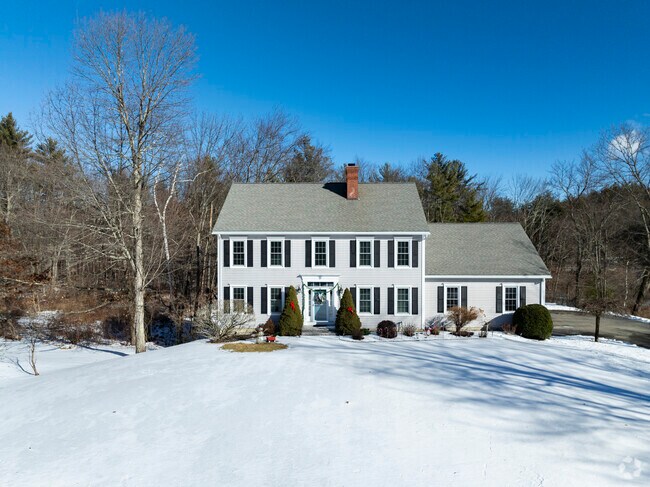 You can find timeless colonial beauty in the town of Londonderry, each with welcoming facades and classic architecture.