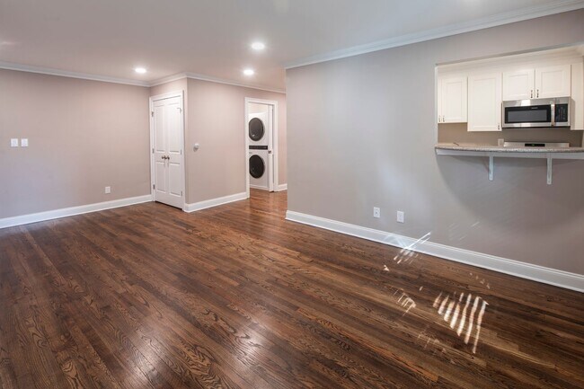 Hickory Manor: In-Unit Washer & Dryer, Heat, Water & Gas Included, Fitness Center, Sauna, and Bar..., Bergenfield, NJ 07621 - photo 6