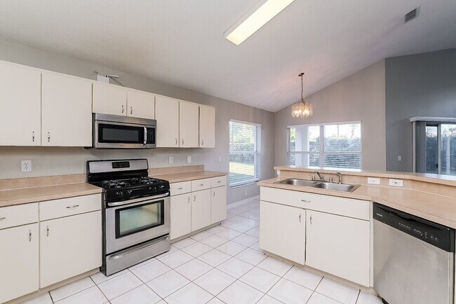 1541 Scotch Pine Dr, Brandon, FL 33511 - photo 6