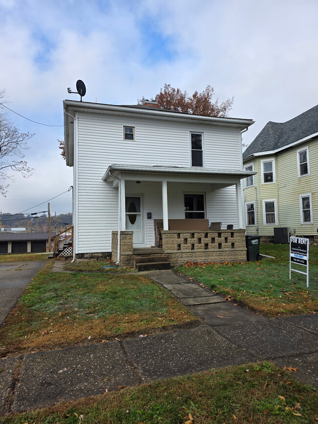 409 S 3rd St, Coshocton, OH 43812