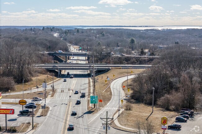 Interstate 95 crosses the southern side of Conning Towers-Nautilus Park.