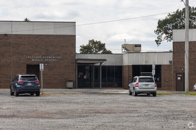 Freeland Elementary Middle School has a student-teacher ratio of 16 to 1.