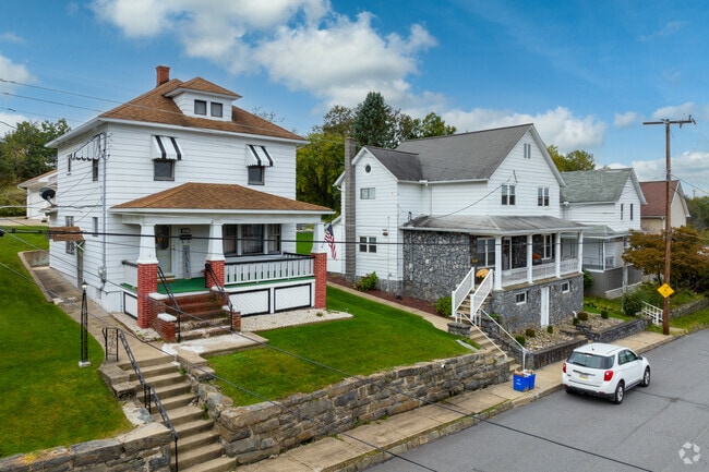 In Dupont, American Foursquare homes are often surrounded by stone walls.