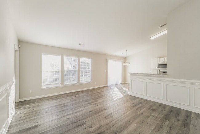 8224 Fox Swamp Rd, Charlotte, NC 28215 - photo 5