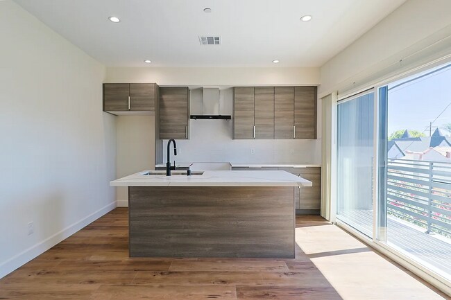 2806 S Palm Grove Ave unit 2, Los Angeles, CA 90016 - photo 6