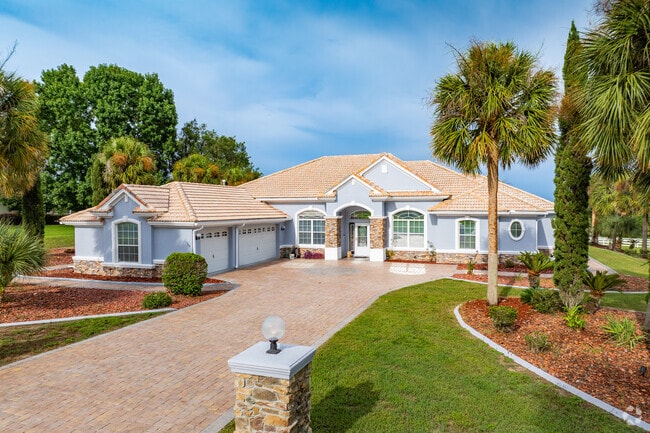 There are plenty of lovely ranch style homes sitting on over an acre in Citrus Hills.