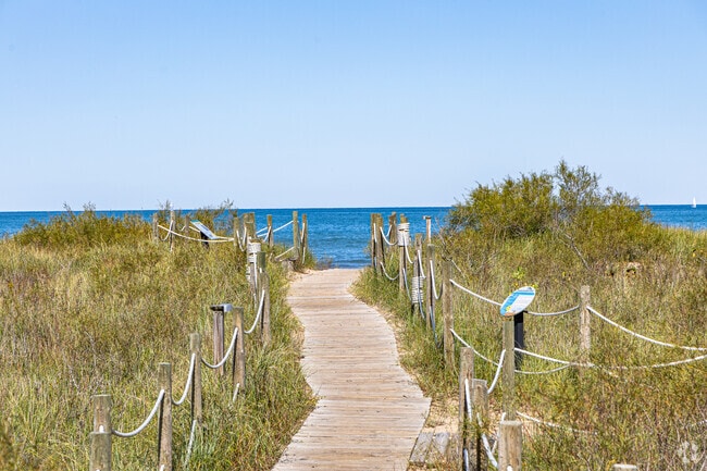 Island Park is minutes away from walking trails and beaches.