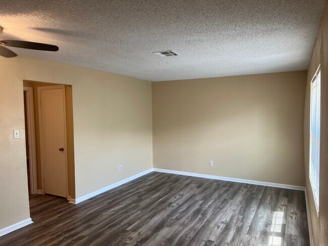 2305 Downey St unit 4, La Marque, TX 77568 - photo 3