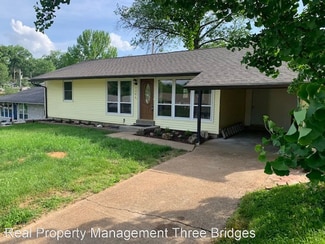 1347 Samoa Dr, St. Louis, MO 63126