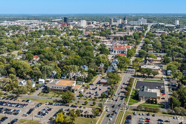 West Topeka is just a few minutes drive from the heart of the city center.