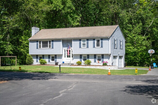 Raised ranch style homes can be found in Nichols Corner, RI.