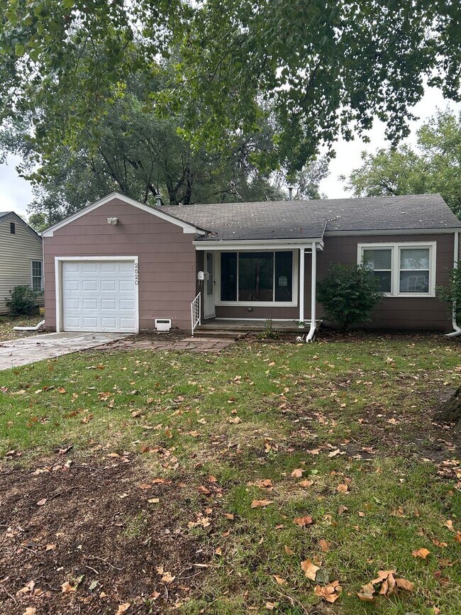 2520 S Twin Oaks St, Wichita, KS 67216