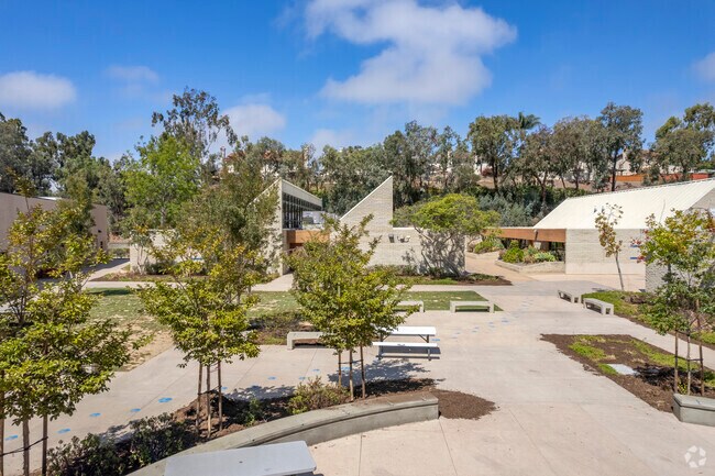Encinitas Schools Diegueno Middle School Courtyard