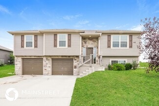 427 Sunflower Dr, Raymore, MO 64083