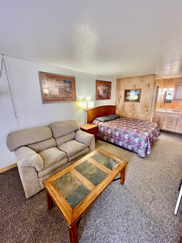 102 N Maple Ave, Rapid City, SD 57701