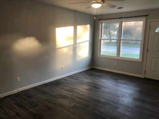 305 N Butler St, Lincoln, IL 62656 - photo 2