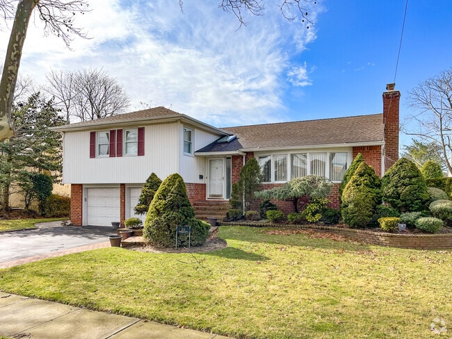 Split level homes can be found in Hewlett.