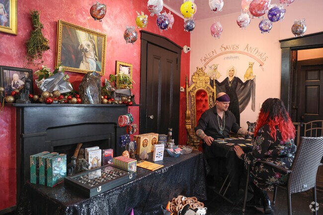 Crow Haven Corner offers tarot card readings in Salem, MA.